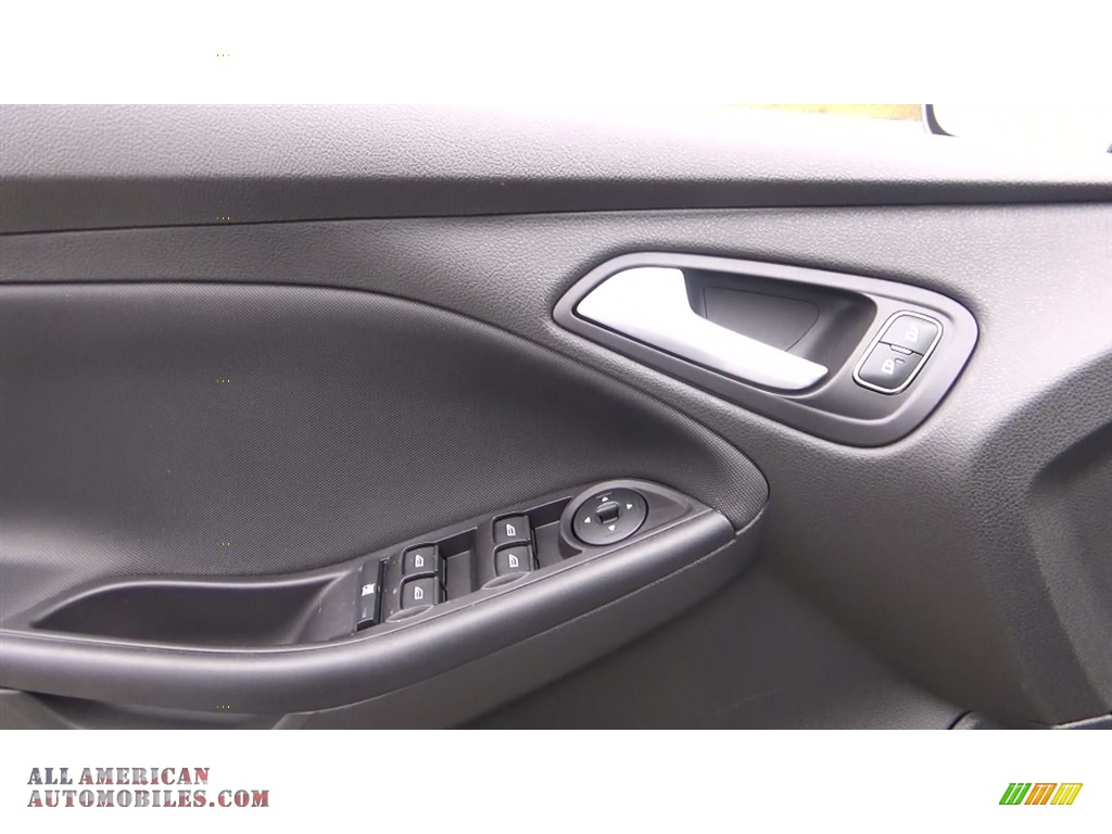 2018 Focus SE Sedan - Ingot Silver / Charcoal Black photo #13