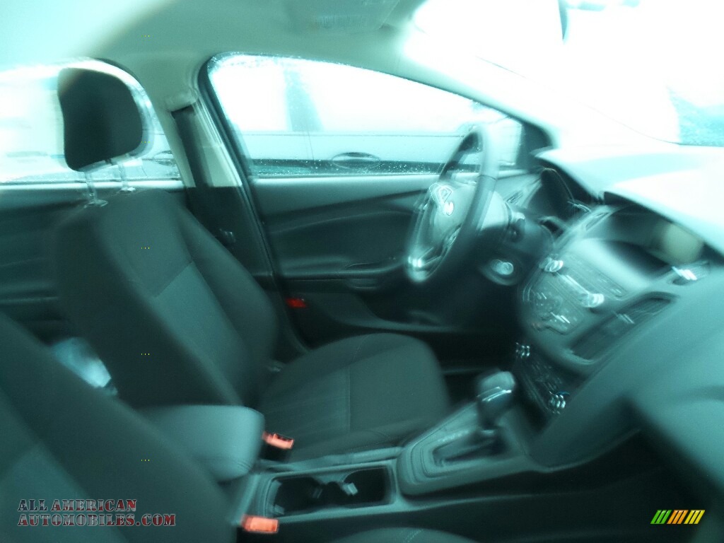 2018 Focus SE Sedan - Magnetic / Charcoal Black photo #5