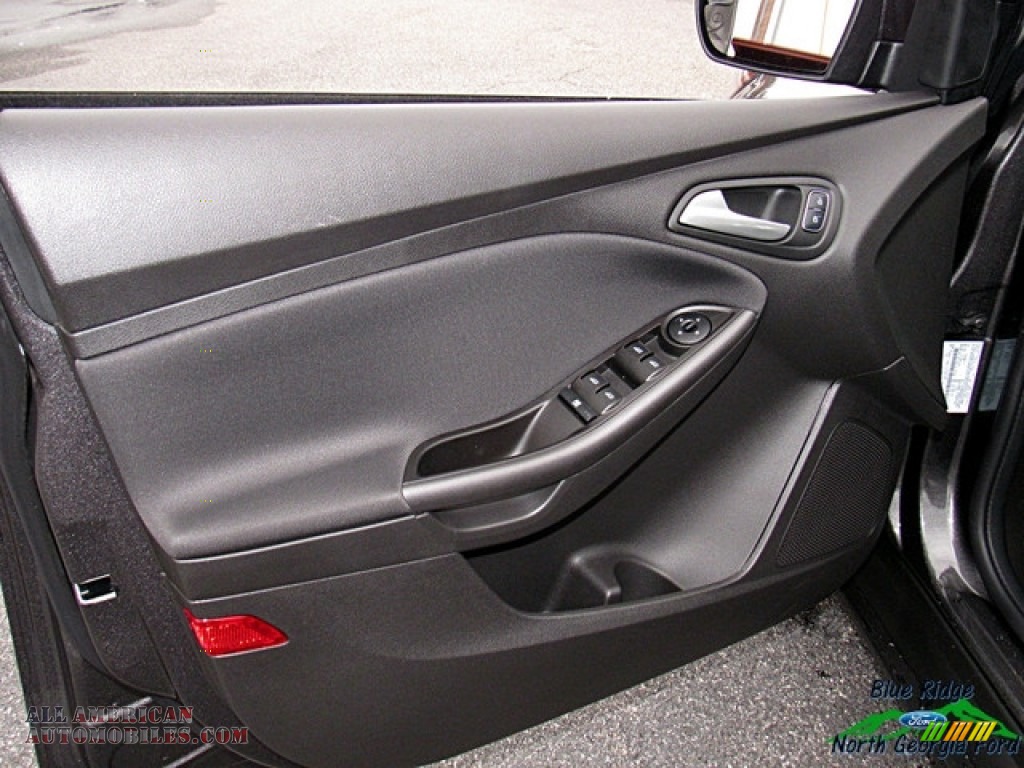 2018 Focus SEL Hatch - Magnetic / Charcoal Black photo #9