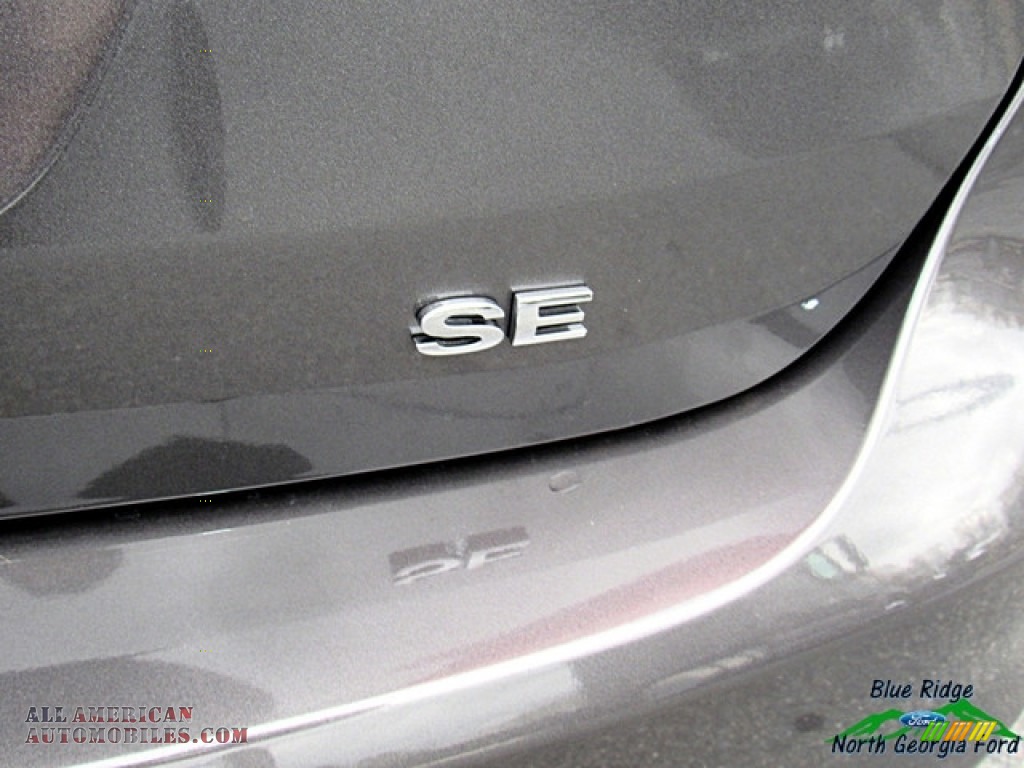 2018 Focus SE Sedan - Magnetic / Charcoal Black photo #32