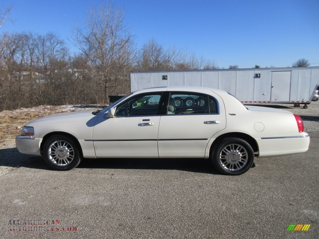 White Chocolate Tri-Coat / Light Camel Lincoln Town Car Signature Limited