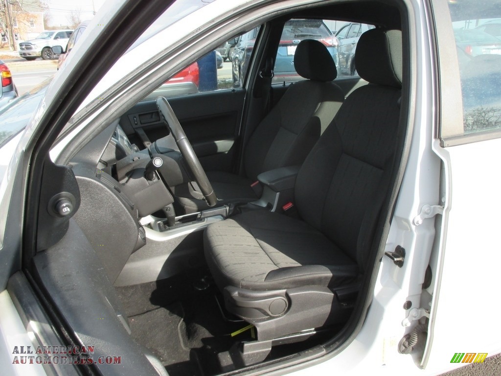 2011 Focus SE Sedan - White Suede / Charcoal Black photo #16
