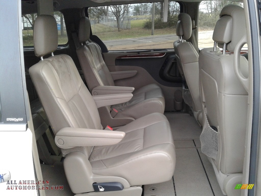 2013 Town & Country Limited - Cashmere Pearl / Dark Frost Beige/Medium Frost Beige photo #17