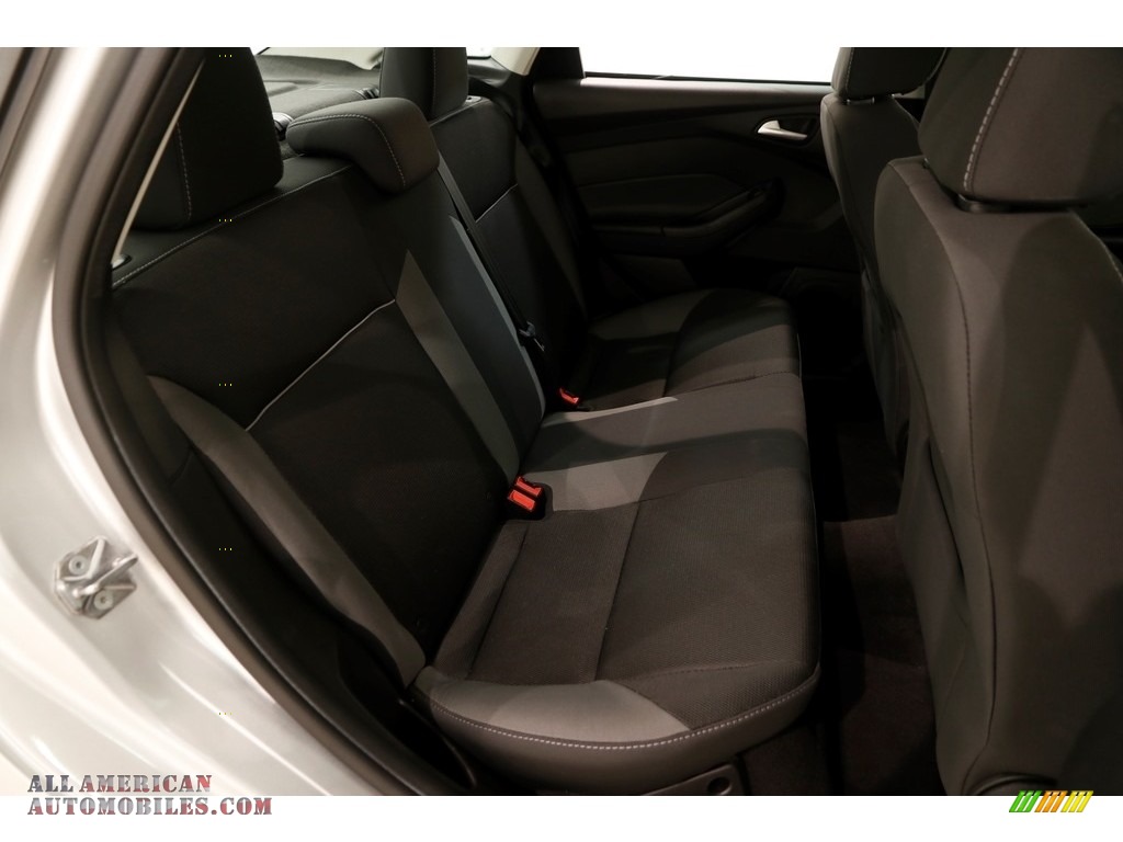 2014 Focus SE Sedan - Ingot Silver / Charcoal Black photo #17