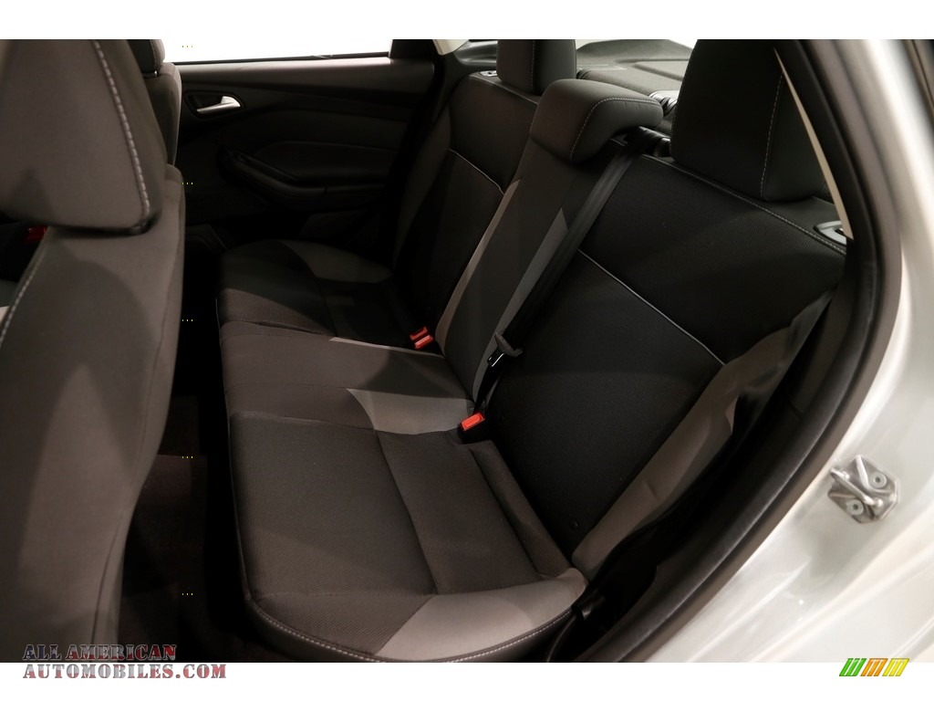 2014 Focus SE Sedan - Ingot Silver / Charcoal Black photo #18