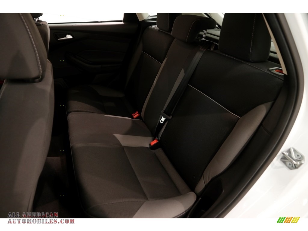 2014 Focus SE Hatchback - Oxford White / Charcoal Black photo #14