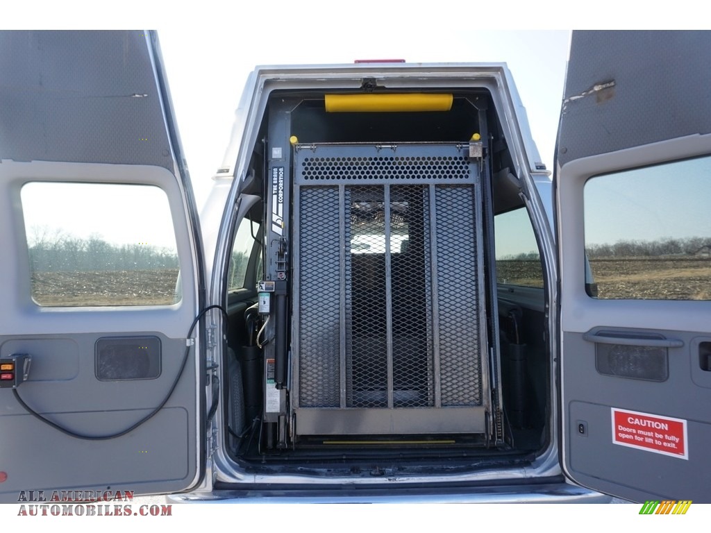 2011 E Series Van E350 XLT Passenger - Ingot Silver Metallic / Medium Flint photo #5