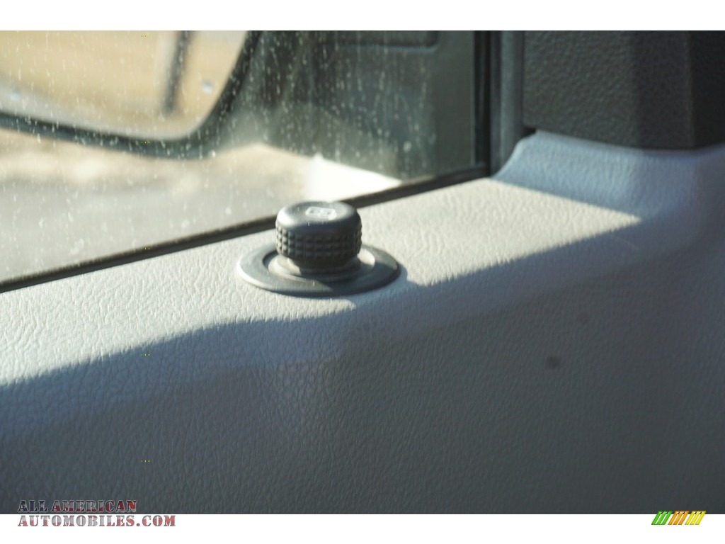 2011 E Series Van E350 XLT Passenger - Ingot Silver Metallic / Medium Flint photo #26