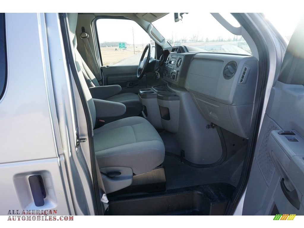 2011 E Series Van E350 XLT Passenger - Ingot Silver Metallic / Medium Flint photo #32
