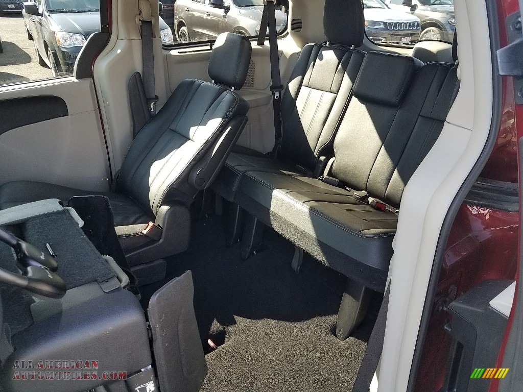 2016 Town & Country Touring - Deep Cherry Red Crystal Pearl / Black/Light Graystone photo #24