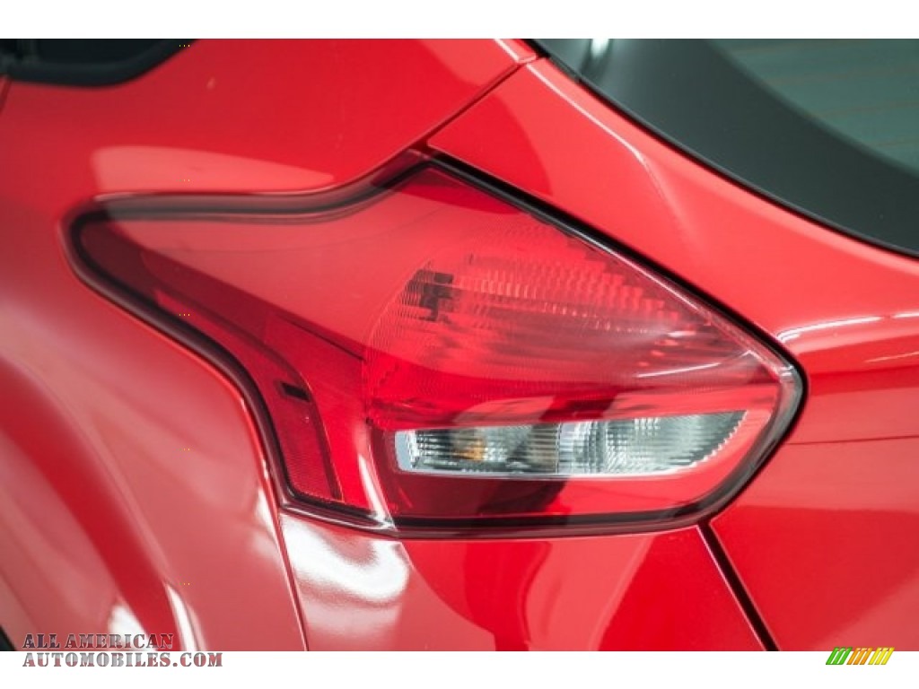 2016 Focus SE Hatch - Race Red / Medium Light Stone photo #20