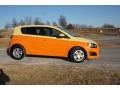 Chevrolet Sonic LS Hatch Inferno Orange Metallic photo #2