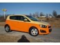 Chevrolet Sonic LS Hatch Inferno Orange Metallic photo #4