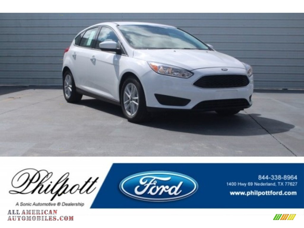 Oxford White / Charcoal Black Ford Focus SE Hatch