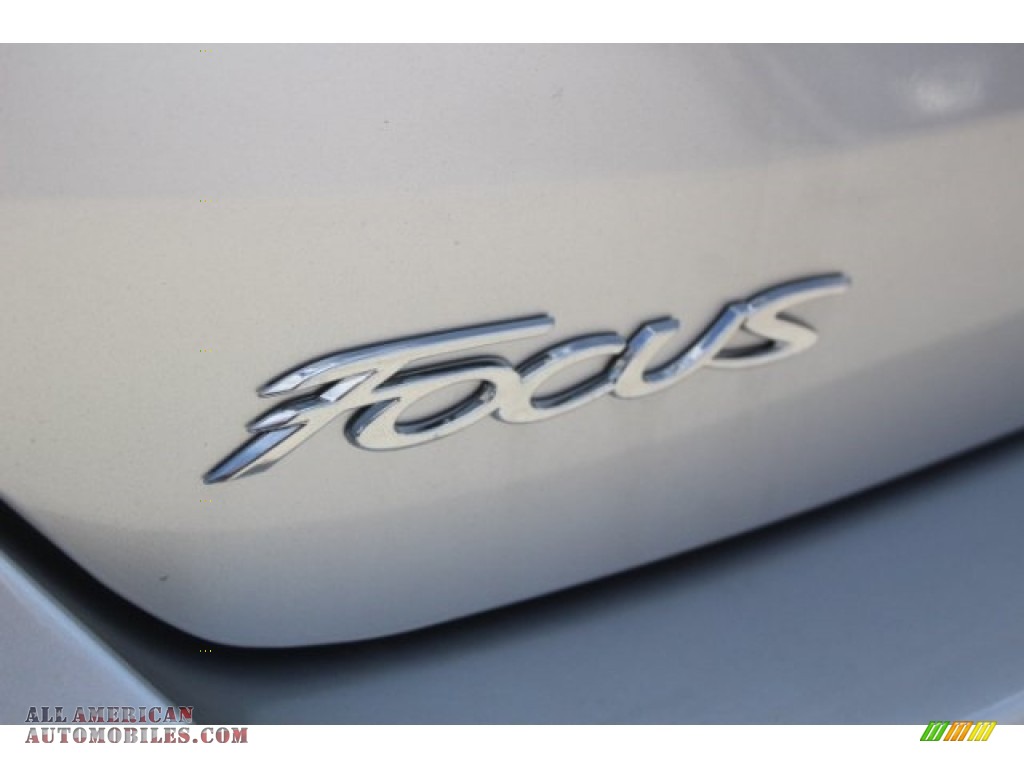 2018 Focus SE Hatch - Ingot Silver / Charcoal Black photo #33