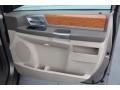 Chrysler Town & Country Limited Light Sandstone Metallic photo #33