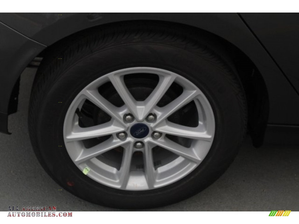 2018 Focus SE Hatch - Magnetic / Charcoal Black photo #9