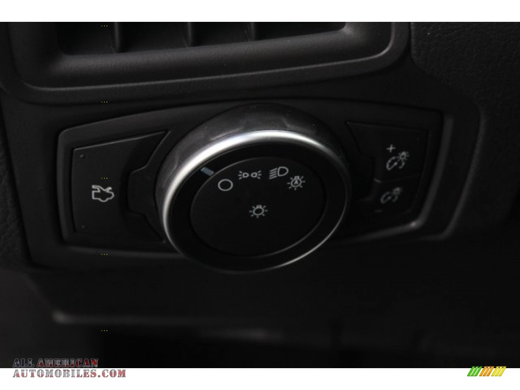 2018 Focus SE Hatch - Magnetic / Charcoal Black photo #19