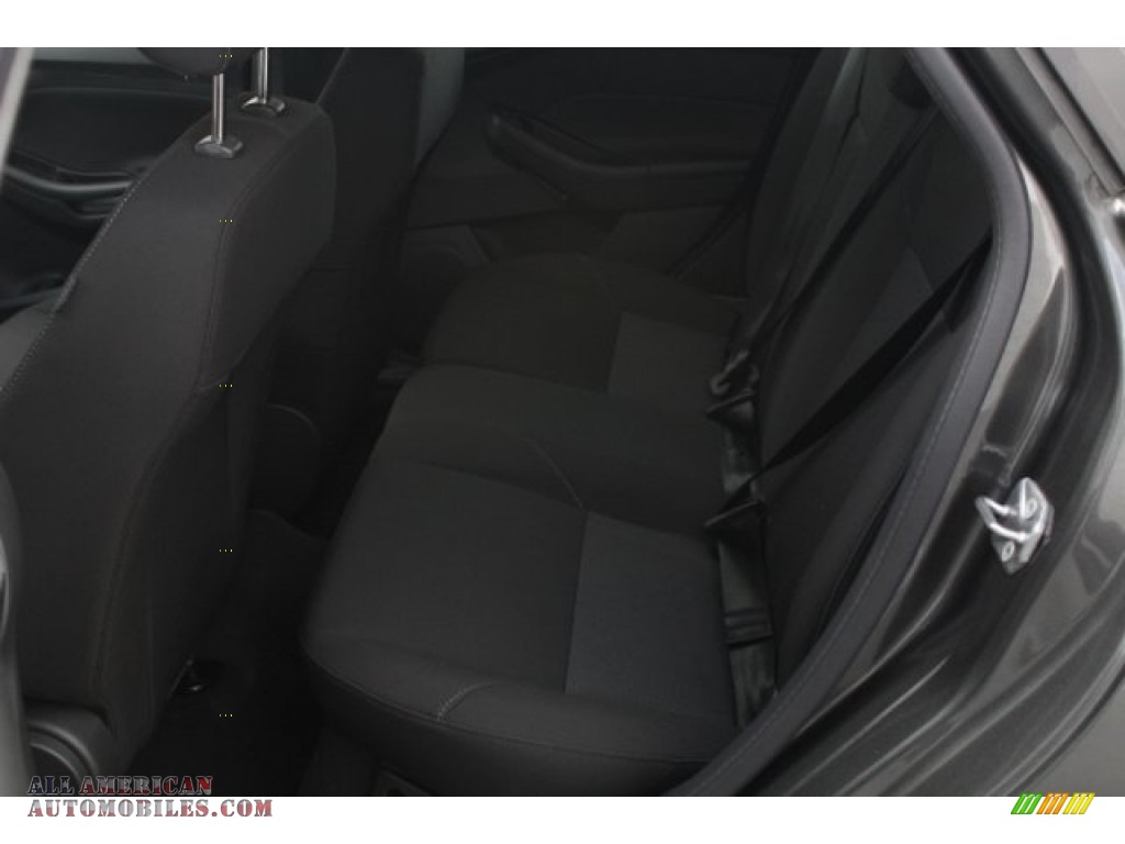 2018 Focus SE Hatch - Magnetic / Charcoal Black photo #21
