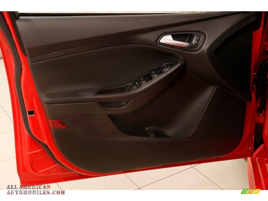 2015 Focus SE Sedan - Race Red / Charcoal Black photo #4