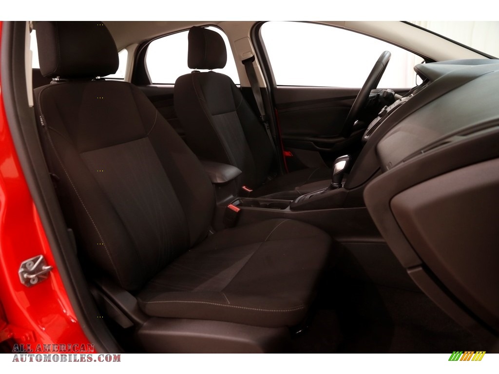 2015 Focus SE Sedan - Race Red / Charcoal Black photo #16