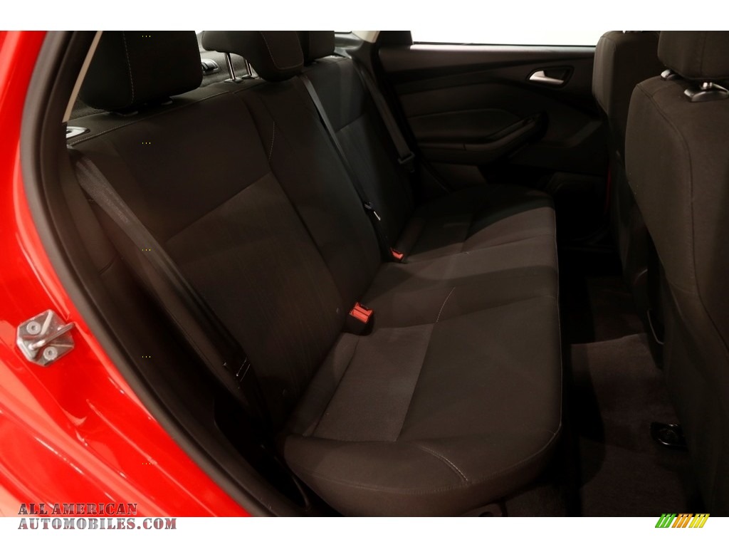 2015 Focus SE Sedan - Race Red / Charcoal Black photo #17