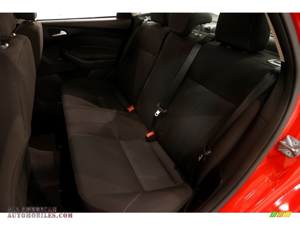 2015 Focus SE Sedan - Race Red / Charcoal Black photo #18