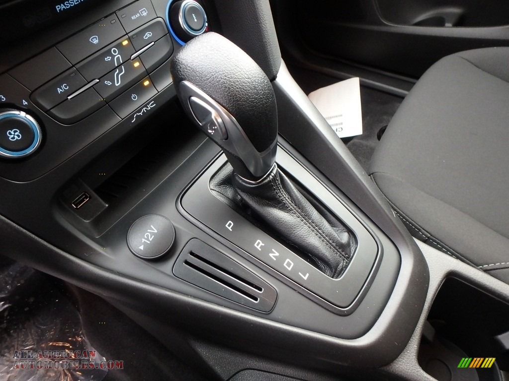 2018 Focus SE Hatch - Magnetic / Charcoal Black photo #20