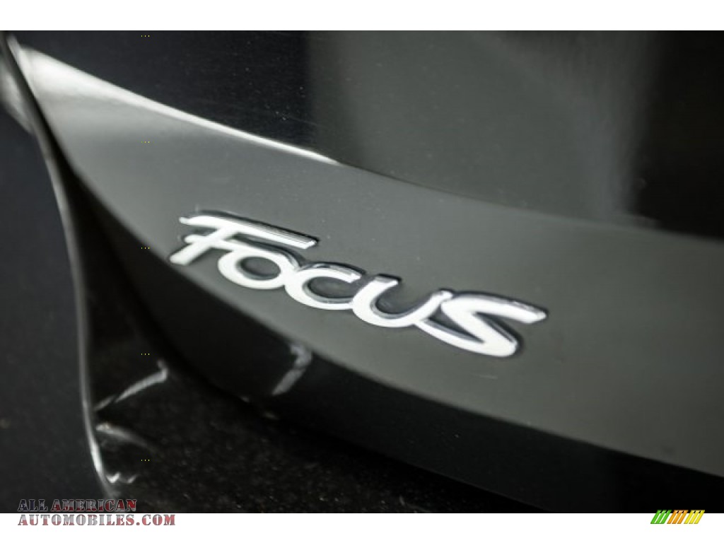2016 Focus SE Hatch - Shadow Black / Charcoal Black photo #6
