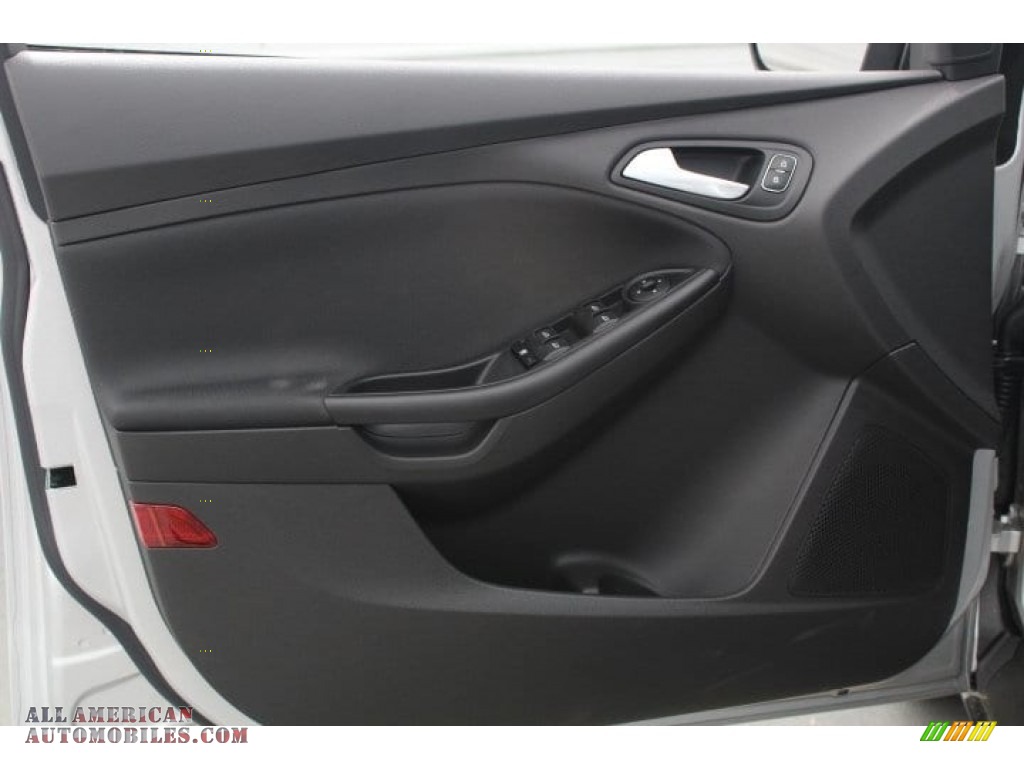 2018 Focus SE Sedan - Ingot Silver / Charcoal Black photo #11