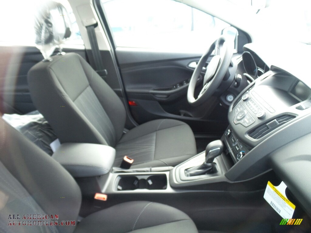 2018 Focus SE Sedan - Lightning Blue / Charcoal Black photo #4