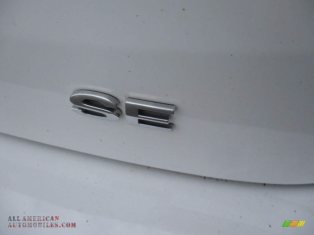 2015 Focus SE Sedan - Oxford White / Charcoal Black photo #6