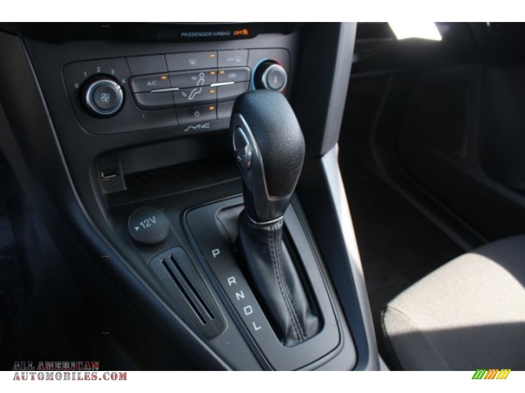 2018 Focus SE Hatch - Magnetic / Charcoal Black photo #14