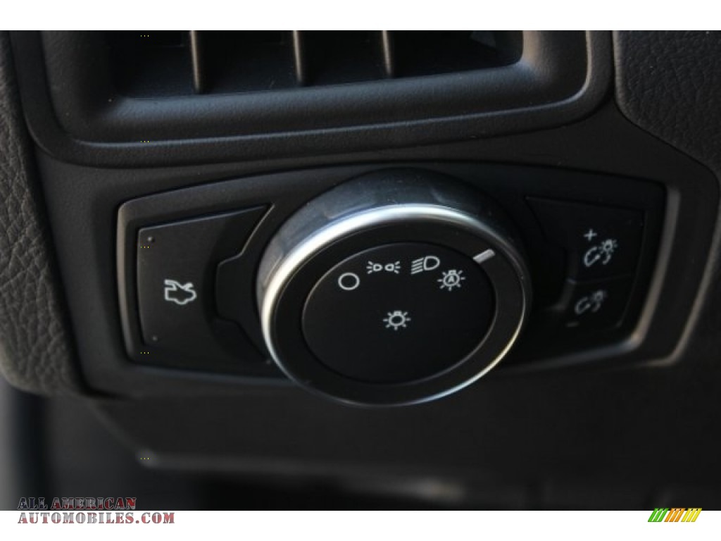 2018 Focus SE Hatch - Magnetic / Charcoal Black photo #22