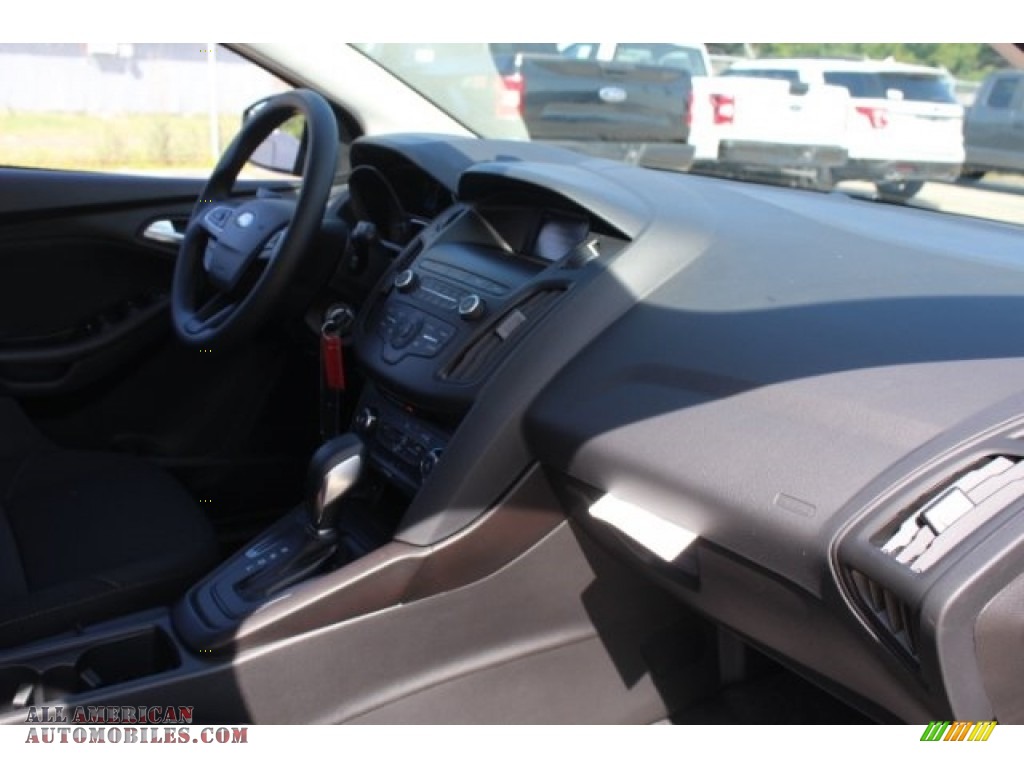 2018 Focus SE Hatch - Magnetic / Charcoal Black photo #31