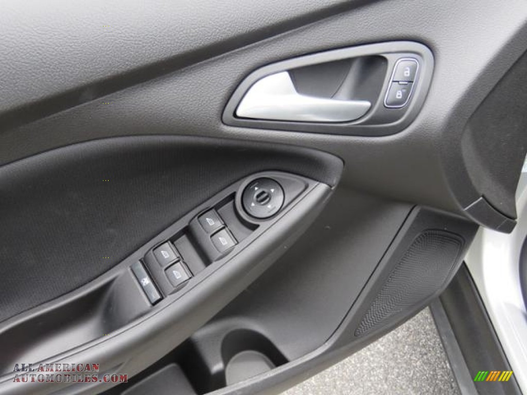 2018 Focus SE Sedan - Ingot Silver / Charcoal Black photo #9