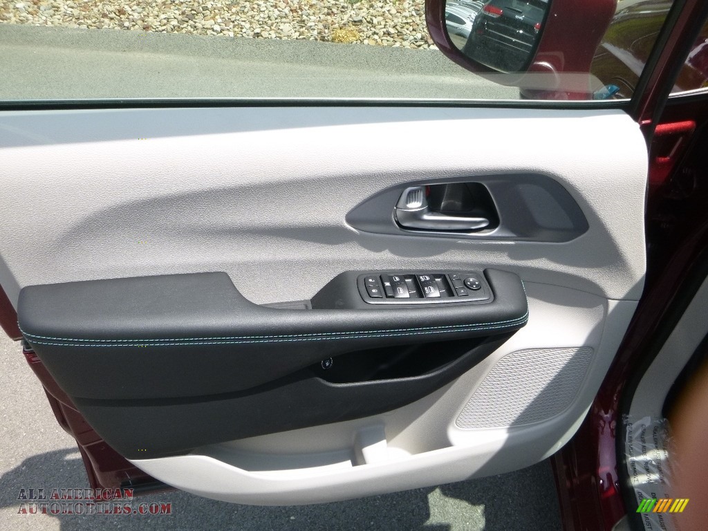 2018 Pacifica Touring L - Velvet Red Pearl / Black/Alloy photo #14