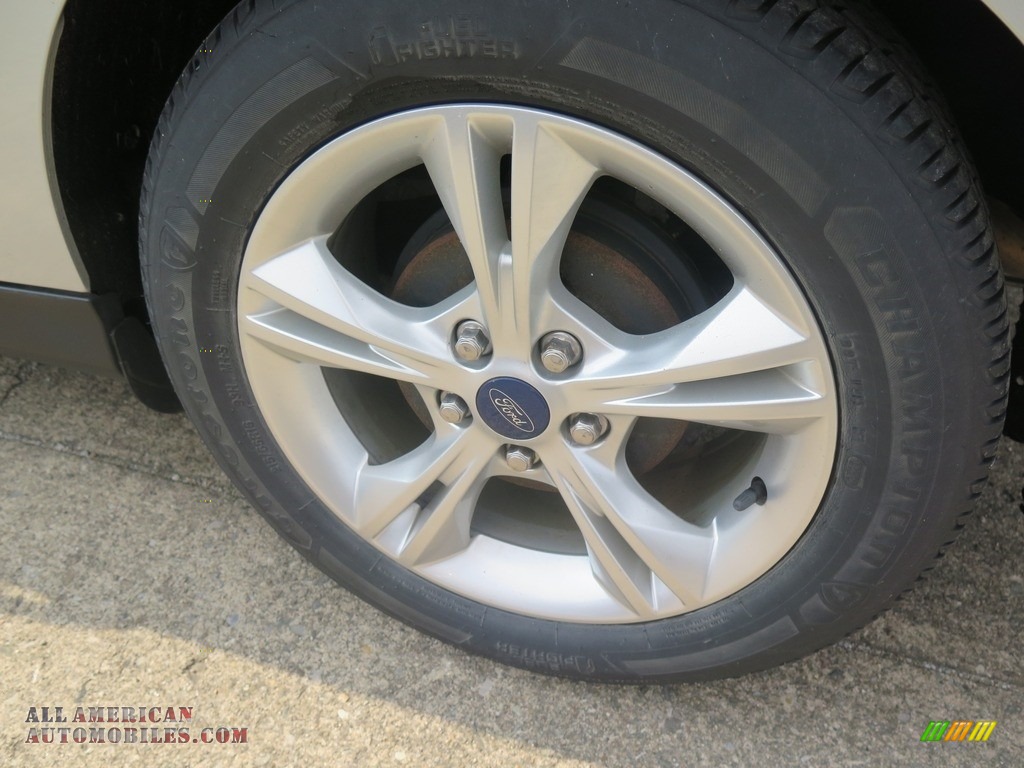 2014 Focus SE Sedan - Ingot Silver / Medium Light Stone photo #24