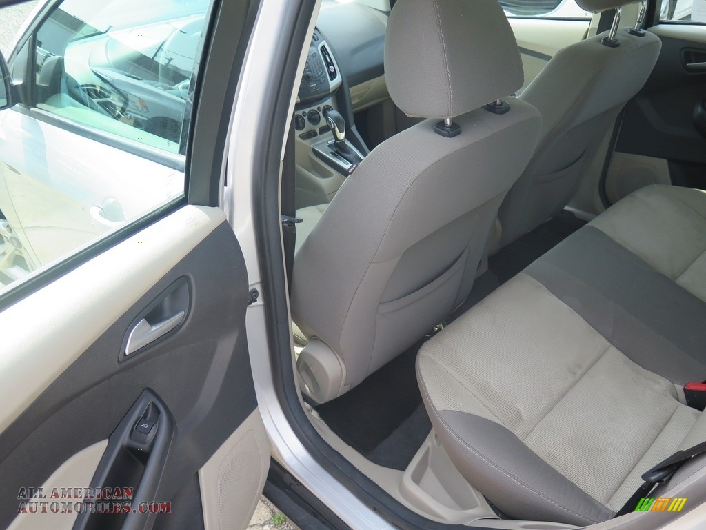 2014 Focus SE Sedan - Ingot Silver / Medium Light Stone photo #30