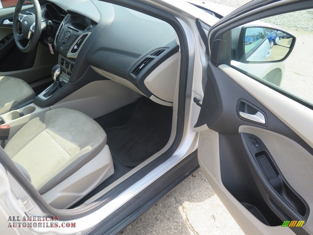 2014 Focus SE Sedan - Ingot Silver / Medium Light Stone photo #32