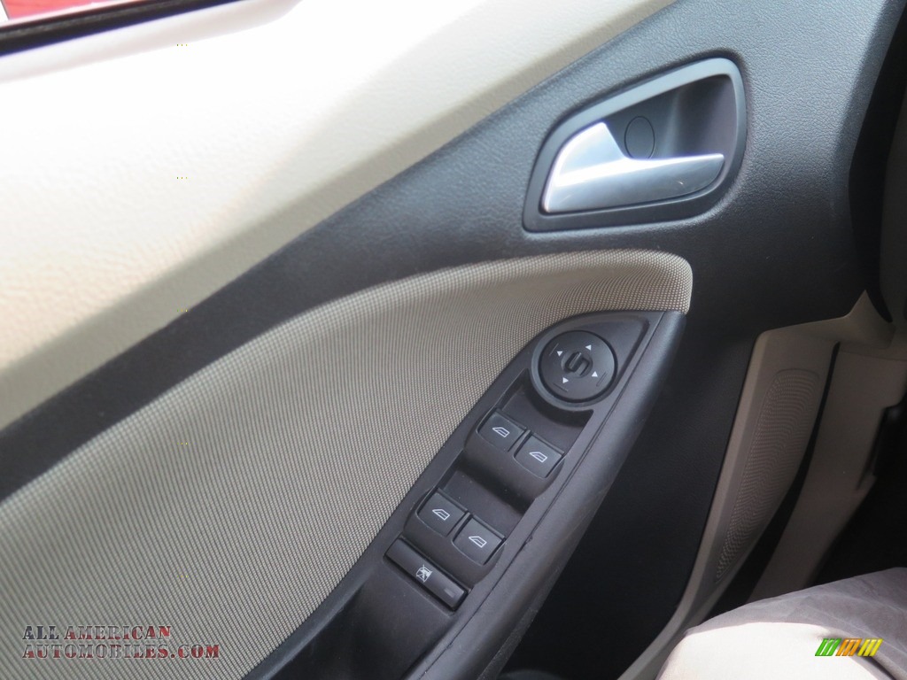 2014 Focus SE Sedan - Ingot Silver / Medium Light Stone photo #39