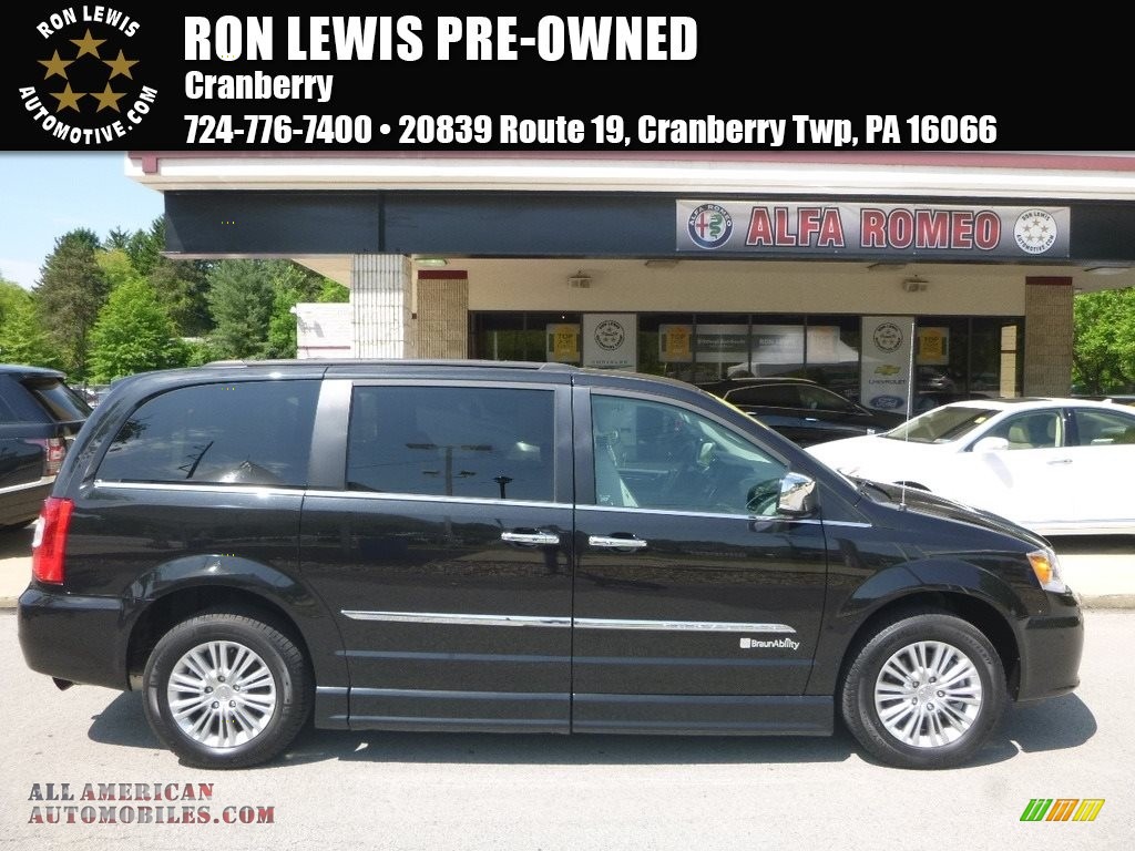 Brilliant Black Crystal Pearl / Black/Light Graystone Chrysler Town & Country Touring-L