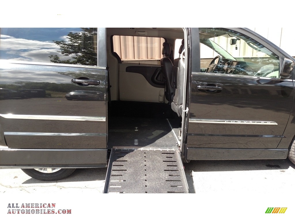2016 Town & Country Touring - Brilliant Black Crystal Pearl / Black/Light Graystone photo #12