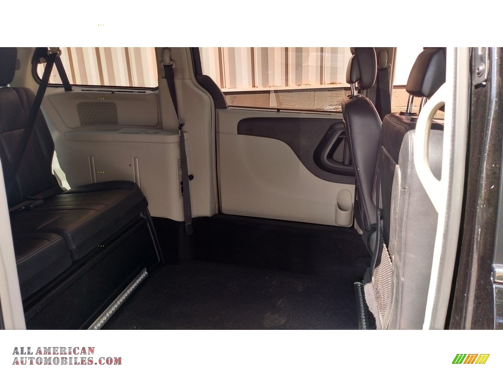 2016 Town & Country Touring - Brilliant Black Crystal Pearl / Black/Light Graystone photo #13