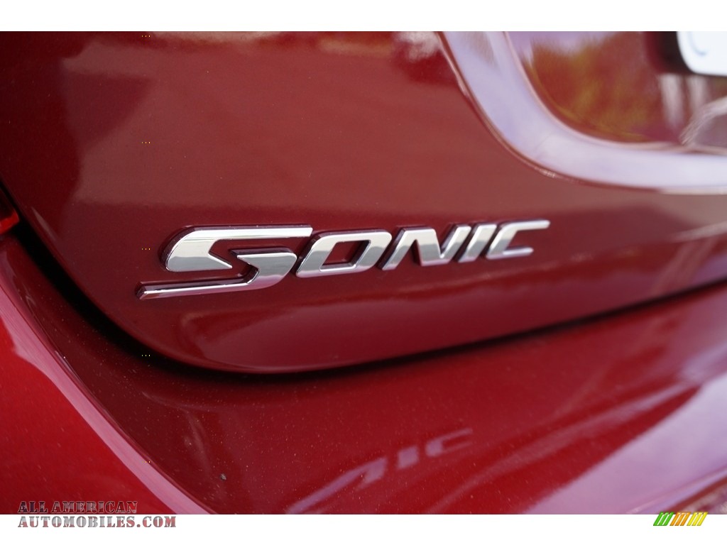 2018 Sonic LT Sedan - Cajun Red Tintcoat / Jet Black photo #13