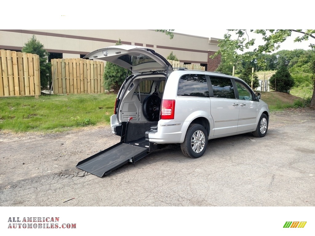 Bright Silver Metallic / Medium Slate Gray/Light Shale Chrysler Town & Country Limited