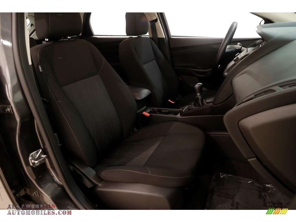 2015 Focus SE Hatchback - Magnetic Metallic / Charcoal Black photo #14