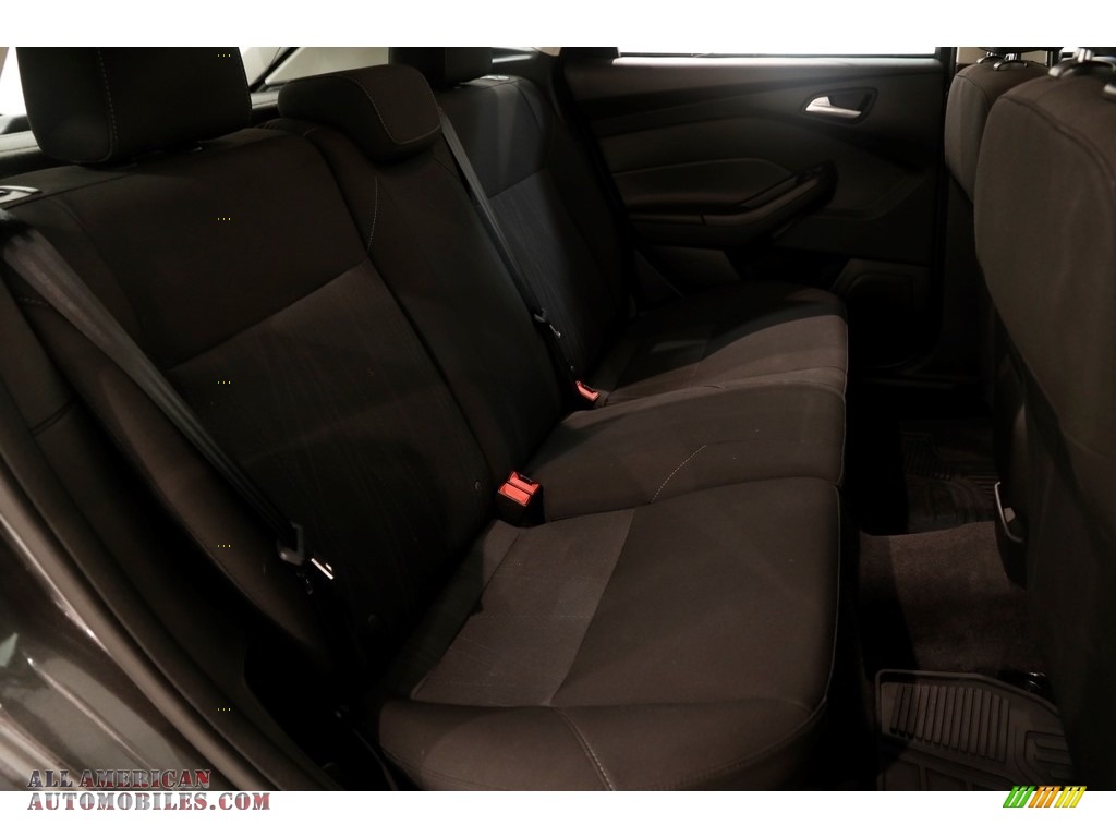 2015 Focus SE Hatchback - Magnetic Metallic / Charcoal Black photo #15