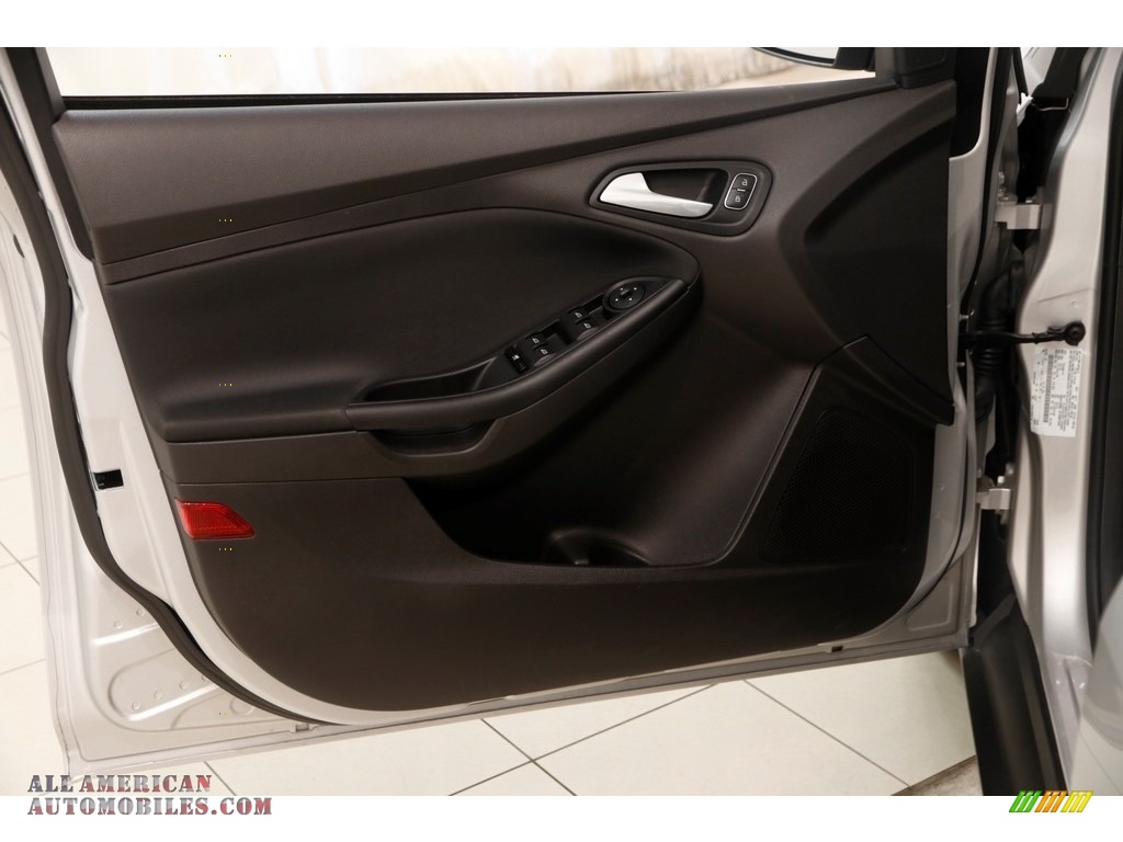 2015 Focus SE Sedan - Ingot Silver Metallic / Charcoal Black photo #4