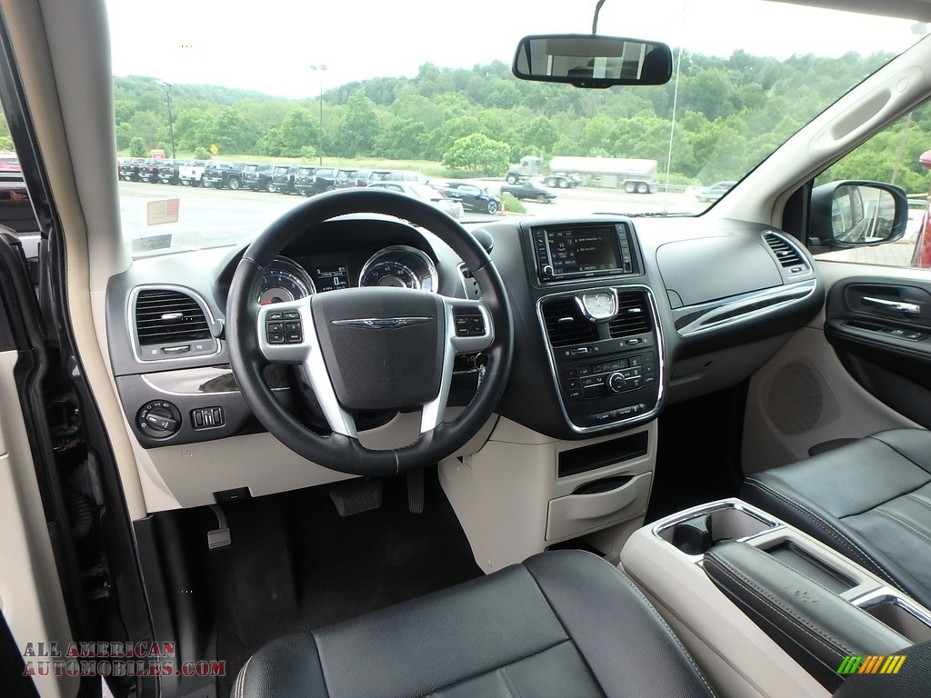 2014 Town & Country Touring - Brilliant Black Crystal Pearl / Black/Light Graystone photo #19